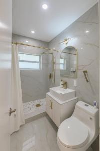 Cozy Dania Beach House with Fenced Backyard