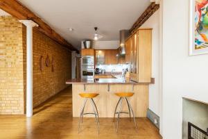 Trendy flat in Borough, Southwark with view of Shard