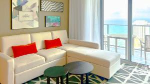 Luxury apartment with endless ocean views -Daily resort fee and parking not included-