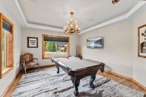 Blue River Escape Hot Tub Views and Game Room