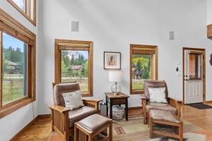 Blue River Escape Hot Tub Views and Game Room