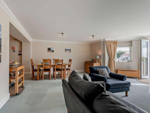 2 Bed in Tenby FB032