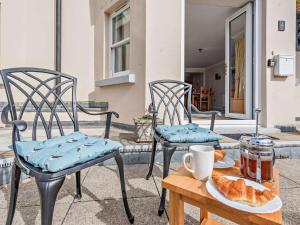 2 Bed in Tenby FB032
