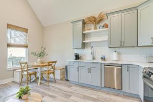 1 Mi to Galveston Beach, Seawall New Tiny Home!