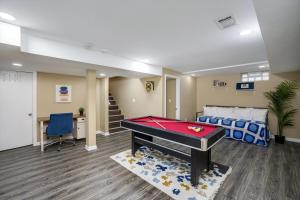 10 Mins To The Big House and Sleeps Up To 10 Guests