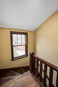 10 Mins To The Big House and Sleeps Up To 10 Guests