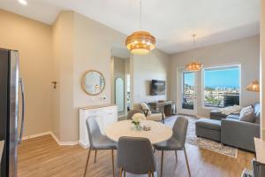 Luxury Living in N Park, 2BR, King Beds, Parking