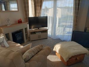 75 Orchard Mount, 3 bed luxury caravan Skirlington- sleeps 6