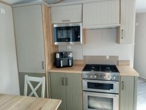 75 Orchard Mount, 3 bed luxury caravan Skirlington- sleeps 6