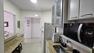 Lindo apartamento reformado a duas quadras da praia da Enseada