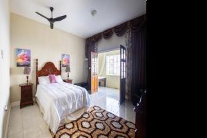 Breezy Castle Villa with private pool overlooking the Sea and Blue Mountains