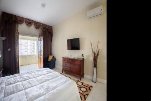 Breezy Castle Villa with private pool overlooking the Sea and Blue Mountains