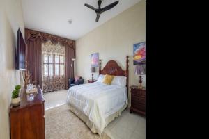 Breezy Castle Villa with private pool overlooking the Sea and Blue Mountains