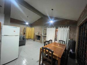 CASA EL GRINGO ubicada en Villa Parque Siquiman con vista al río tres habitaciones y capacidad para ocho personas