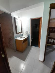 CASA EL GRINGO ubicada en Villa Parque Siquiman con vista al río tres habitaciones y capacidad para ocho personas