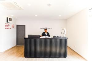 Townhouse Prithvi Resort Near Phoenix Palassio