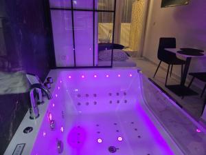 WARSZAWA CHMIELNA PRESTIGE HOME SPA APARTMENTS with Jacuzzi in the Heart of the City