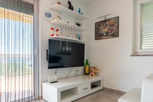 Apartments by the sea Omisalj, Krk - 21946