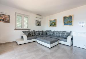 Apartments by the sea Omisalj, Krk - 21946