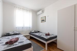 Apartments by the sea Omisalj, Krk - 21946