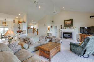 Beech Mtn Views, Next to Ski Resort Home with Decks