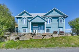 Beech Mtn Views, Next to Ski Resort Home with Decks