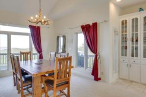 Beech Mtn Views, Next to Ski Resort Home with Decks