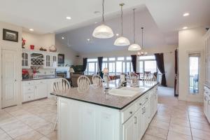 Beech Mtn Views, Next to Ski Resort Home with Decks