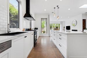 Luxury Coastal Escape - 5min Beach 1min Cafes