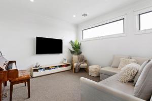 Luxury Coastal Escape - 5min Beach 1min Cafes