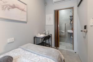 Classic King Single Ensuite Room - AC - Next to CBD - Near Central Station& Townhall& Chinatown& Darling Harbour& UTS& USYD