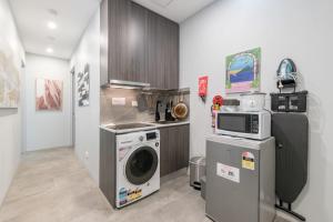 Classic King Single Ensuite Room - AC - Next to CBD - Near Central Station& Townhall& Chinatown& Darling Harbour& UTS& USYD