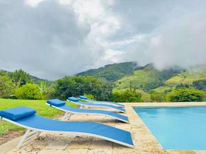 Un Pedacito de Santorini en el Lago Calima