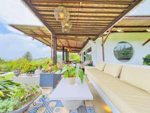 Un Pedacito de Santorini en el Lago Calima