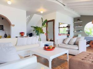 Un Pedacito de Santorini en el Lago Calima