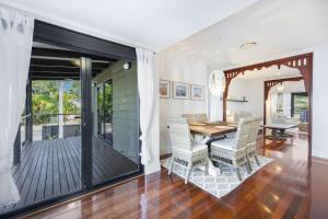 Coastal Palms Luxury Retreat