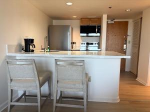 Ilikai Apt 302 -Newly Renovated October 2025- Studio with Breathtaking Ocean & Harbor Views Modern Updates