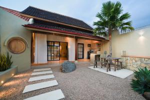 Ubu Villa Lemme with Rustic Mediterranean Style