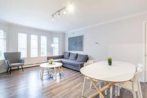Sleek Modern Escape Suite - Comfort and Style in the City