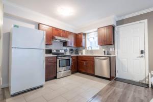 Sleek Modern Escape Suite - Comfort and Style in the City