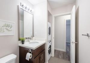 Sleek Modern Escape Suite - Comfort and Style in the City