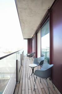 High Rise Balcony I Roof Top Pool I Close to Metro