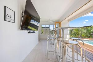 Private Poolside Paradise -PoolBar - Walk to Beach
