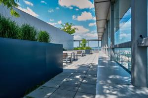 High Rise Balcony I Roof Top Pool I Close to Metro