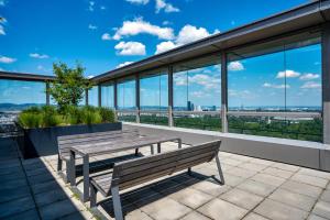 High Rise Balcony I Roof Top Pool I Close to Metro