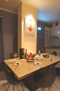 JINIQUE IN cozy stay ,2 Rooms ,3 Queen beds, Gyeongbokgung MRT 10min ,6person possible,restaurant street,Hanbok trip,near Gwanghwamun and Gyeongbokgung Palace