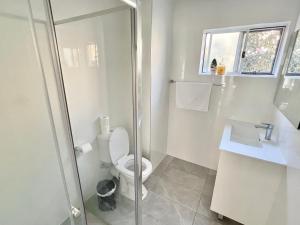 Sunrise Lodge Apt 5 - Renovated 2BR - Ground Floor and Pool