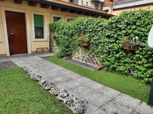 La casa di Davide con giardino e garage