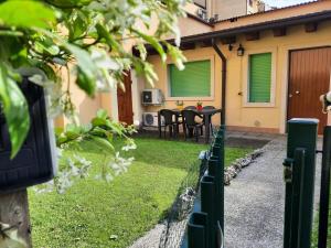 La casa di Davide con giardino e garage