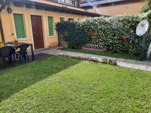 La casa di Davide con giardino e garage